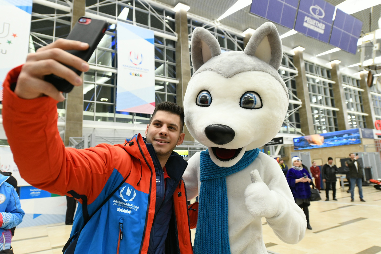 The Russian team competing in the Winter Universiade were greeted by Laika the mascot at the Krasnoyarsk International Airport ©Krasnoyarsk 2019