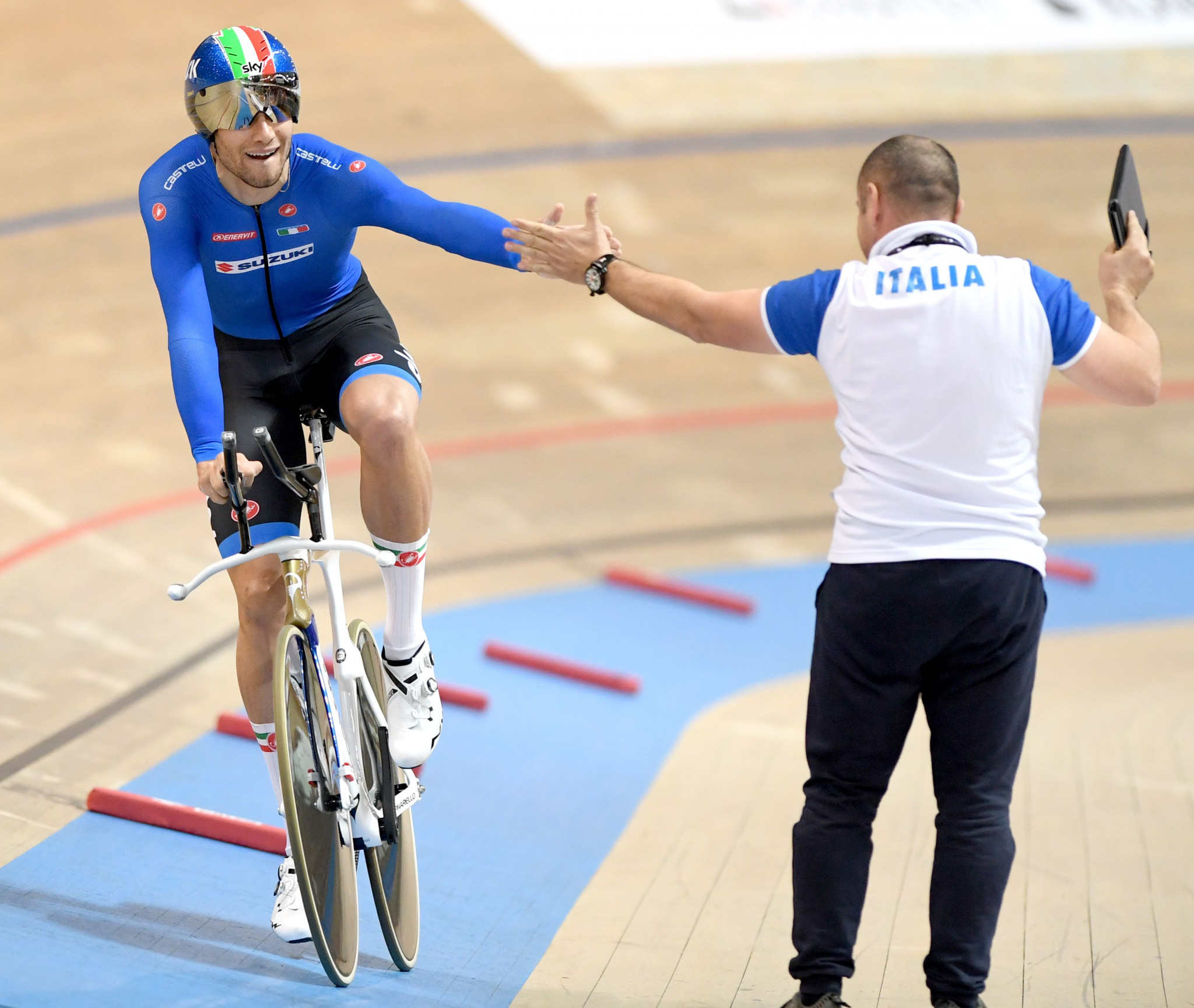 Filippo Ganna defended his men's individual pursuit title ©Getty Images