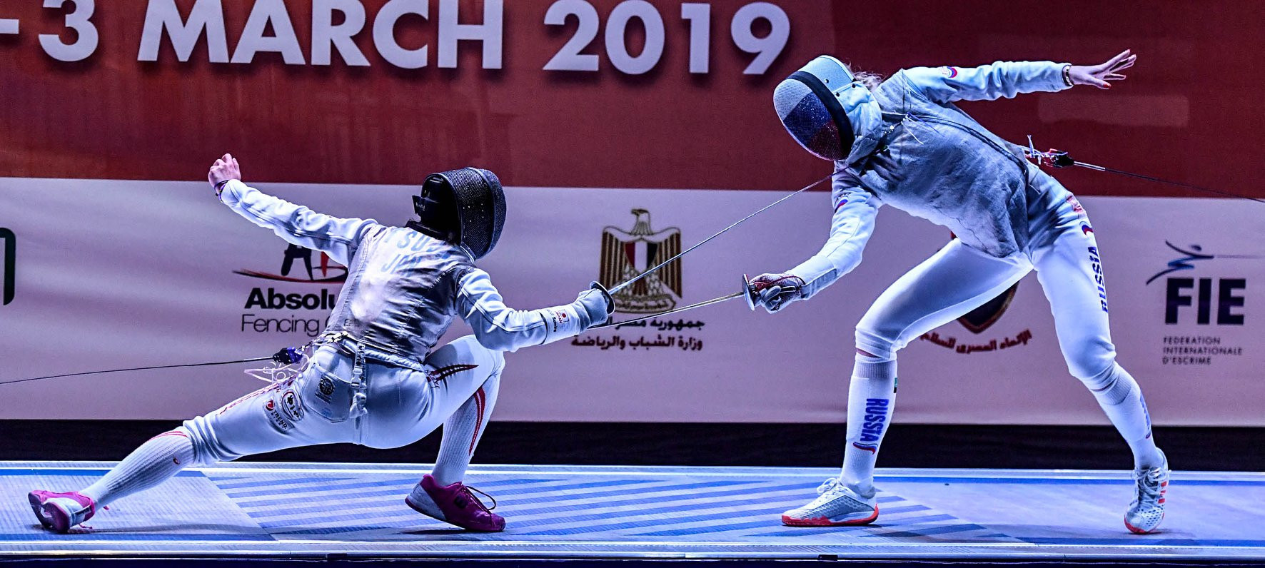 Russia’s Inna Deriglazova, right, claimed victory at the FIE Women’s Foil World Cup in Cairo ©Augusto Bizzi/FIE/Facebook