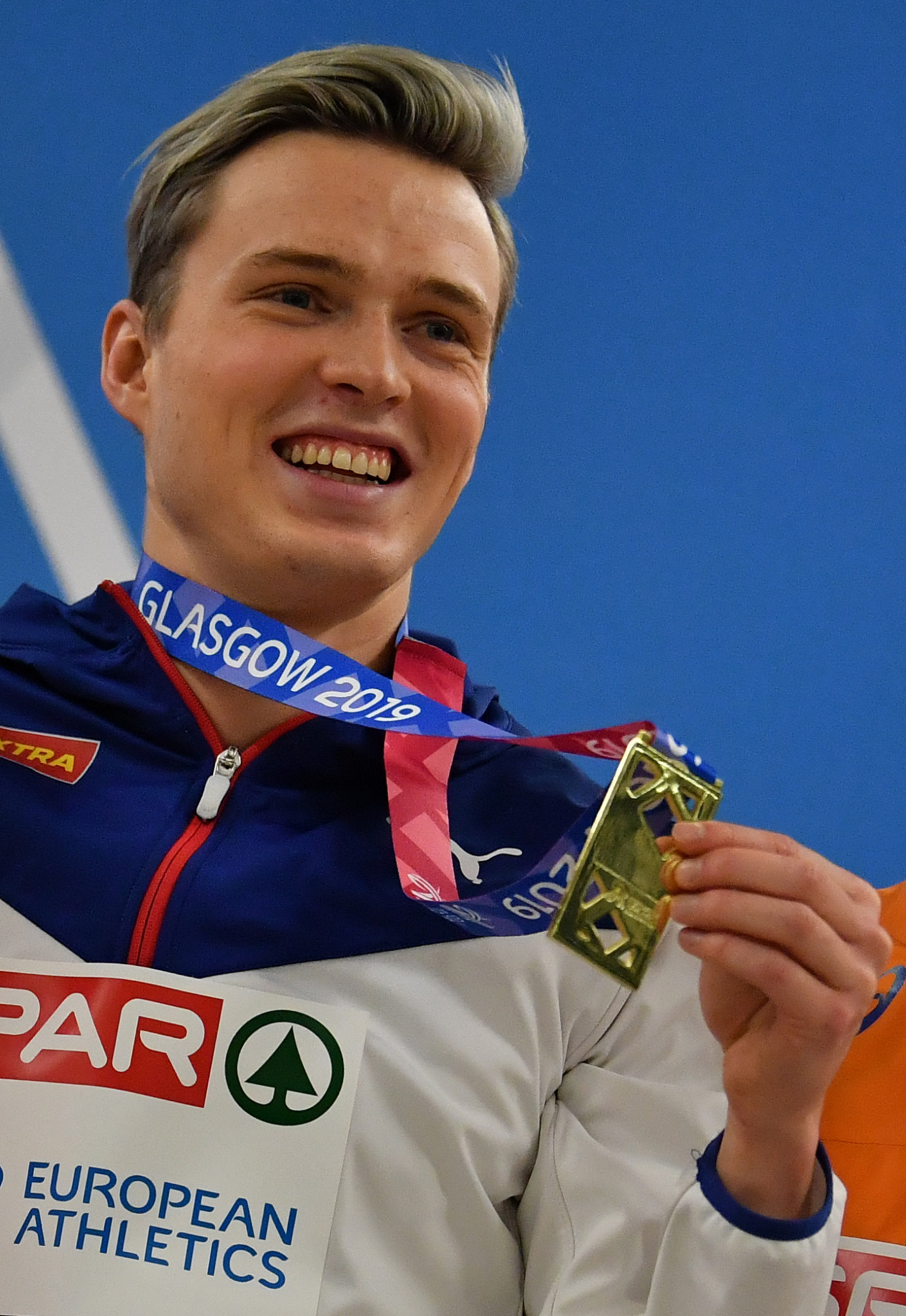 Norway's Karsten Warholm shows off his European Indoor Championships gold medal in Glasgow after winning the 400m and equalling a record that had stood for 31 years ©Getty Images 