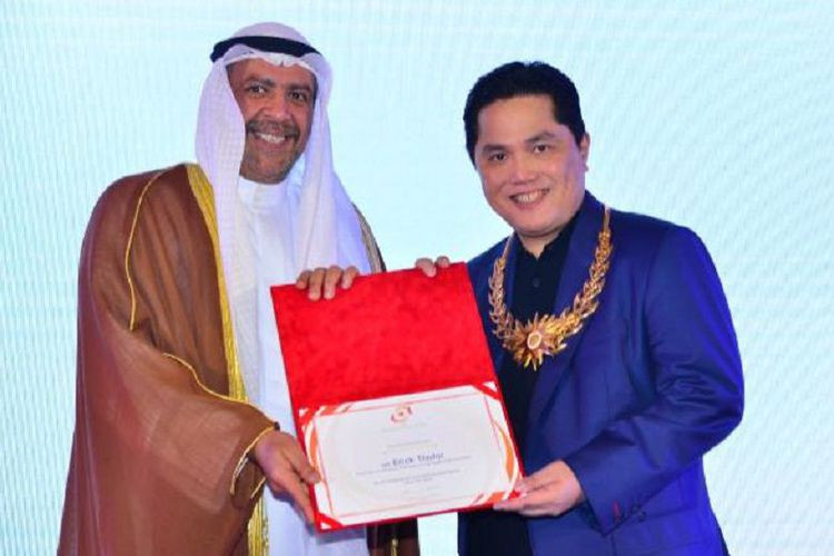 Erick Thohir, right, received an Olympic Council of Asia Merit Award following the success of last year's Asian Games in Jakarta and Palembang ©OCA