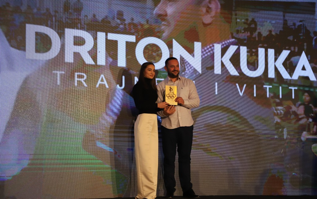 Driton Kuka won the Coach of the Year prize for the third time and received it from his student Majlinda Kelmendi ©OCK