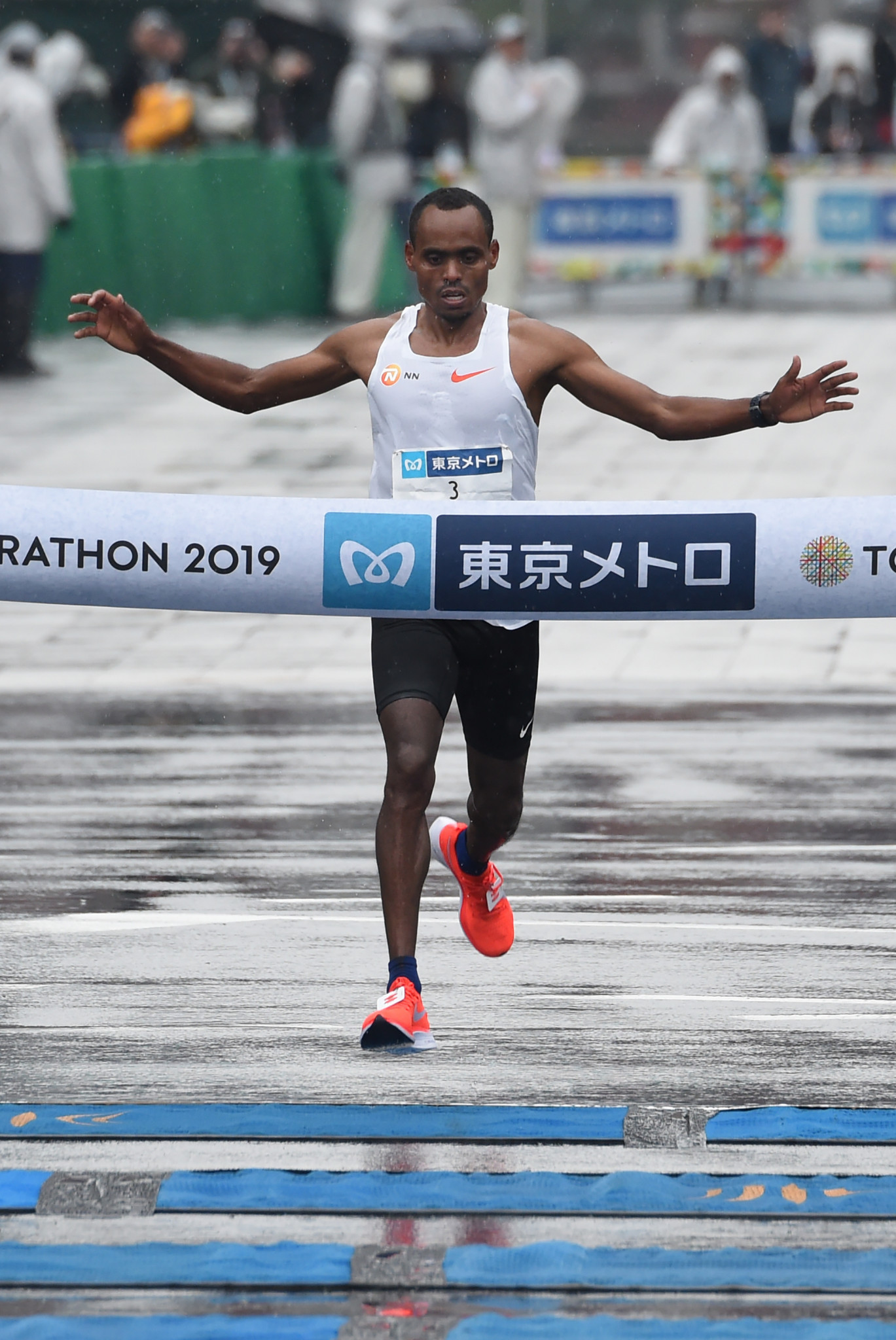 Birhanu Legese of Ethiopia crosses the finish line at the Tokyo Marathon on Sunday ©Getty Images 