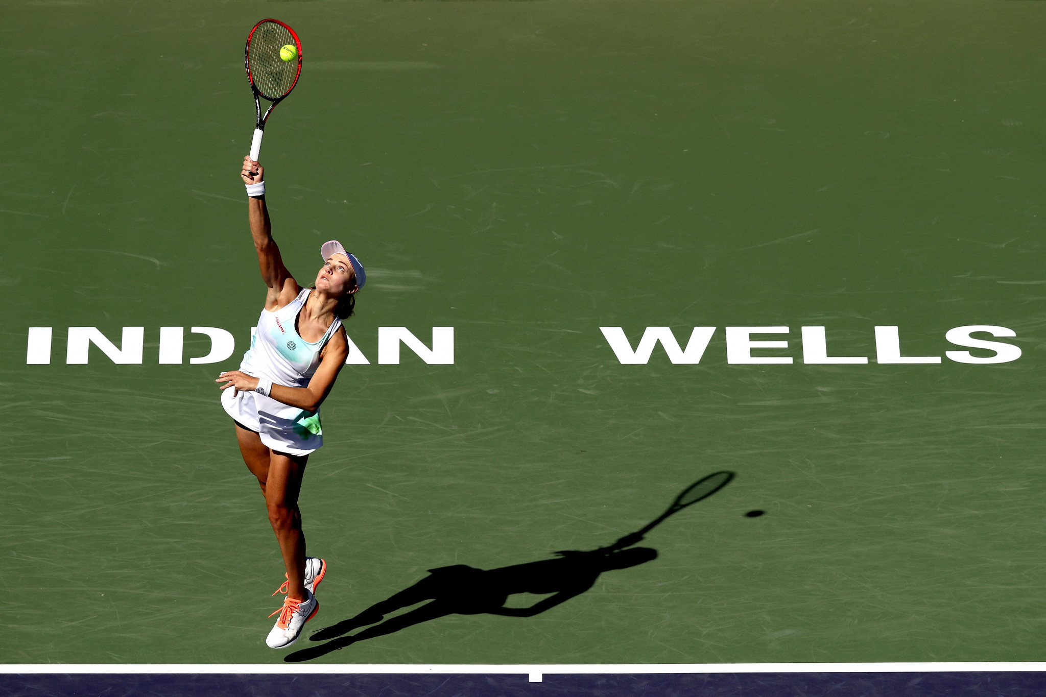Stephens crashes out as Williams battles to victory over Azarenka at Indian Wells