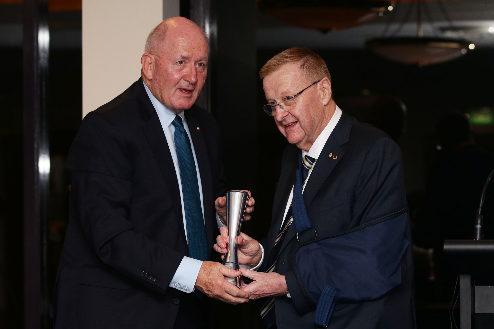 John Coates, right, presents the Order of Merit to Sir Peter Cosgrove ©Getty Images