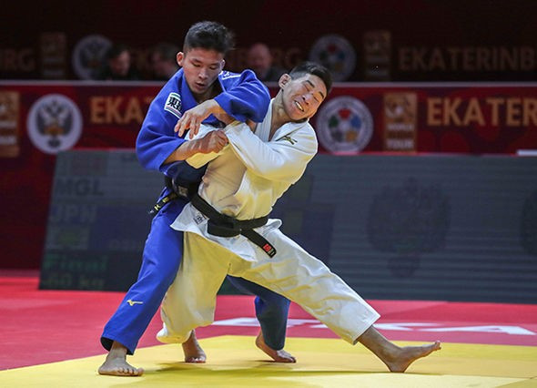 Mongolia's Unubold Lkhagvajamts upset the odds to beat Japan's Yuma Oshima in the men's  under-60kg final ©IJF