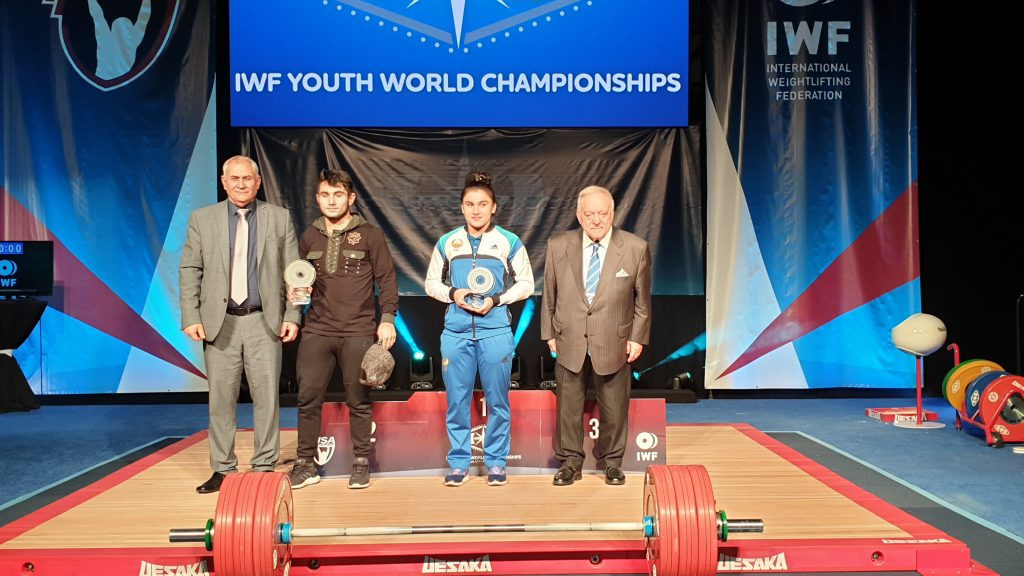 Saikhan Taisuyev, centre left, and Kumushhkon Fayzullaeva, centre right, were named as best lifters at the IWF Youth World Championships in Las Vegas ©IWF
