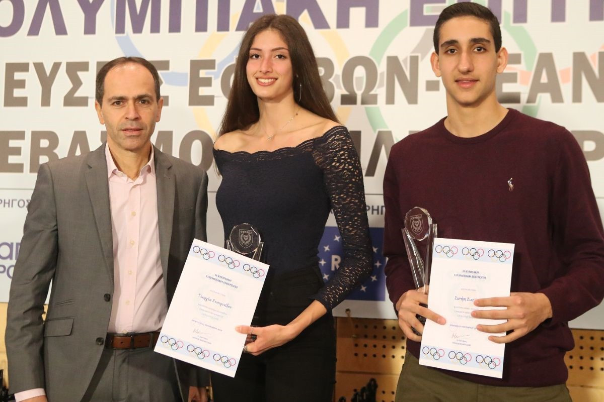 Sotiris Siapanis, right, and Georgia Stavrinidou, centre, were named the top young athletes in team sports ©KOE