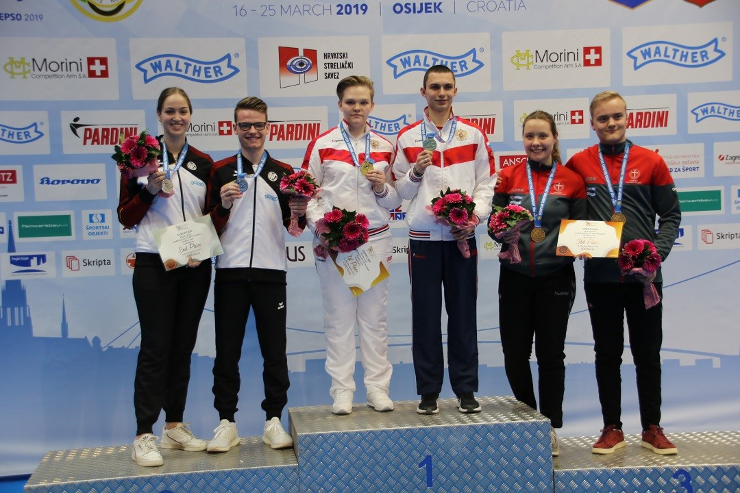 Tatiana Kharkova and Grigorii Shamakov on top of the podium in Croatia ©ESC