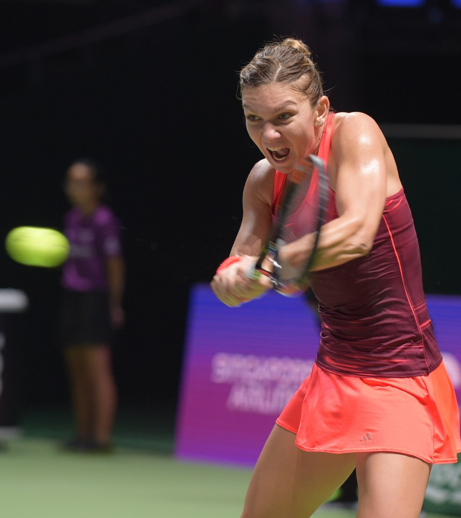 Simona Halep returns in her victory over Flavia Pennetta ©Getty Images