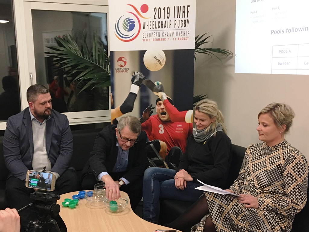 Vejle Parasport Council chairman Tage Schmidt conducted the draw ©IWRF