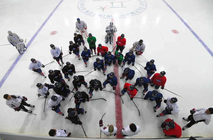 Sarah Murray, centre left, head coach of the unified Korean women's hockey team at the Pyeongchang 2018 Winter Games, addresses her players during a training session ©Getty Images
