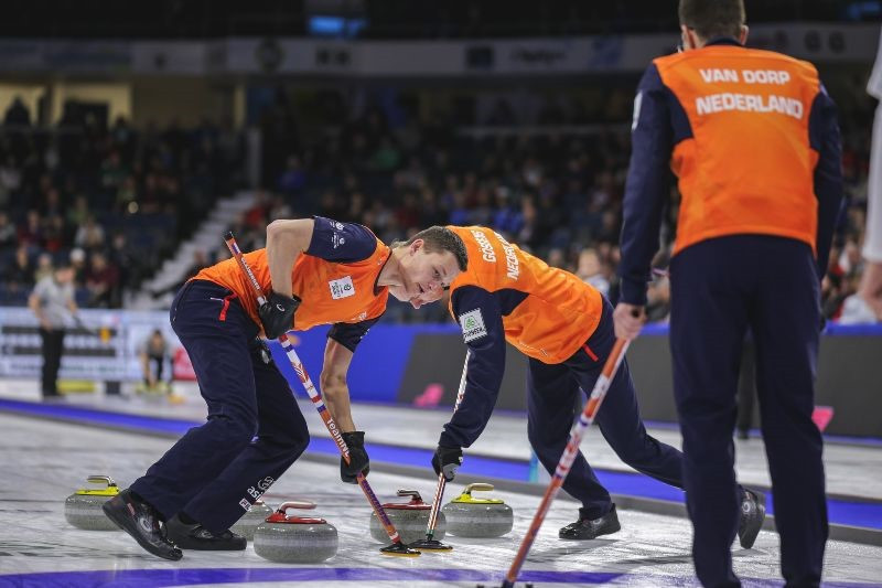 The Netherlands beat Olympic champions the United States in their opening game of the World Men's Curling Championships ©World Curling Championships