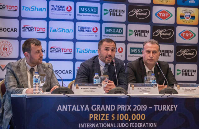 Sezer Huysuz, centre, President of the Turkish Judo Federation, welcomes IJF members at today's draw for the Antalya Grand Prix that starts tomorrow ©IJF