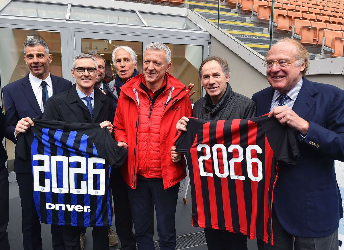 Former AC Milan captain Franco Baresi, second right, and ex-Inter Milan goalkeeper Francesco Toldo, left, presented IOC Evaluation Commission chair Octavian Morariu, centre, with shirts from their respective clubs during a visit to San Siro ©CONI