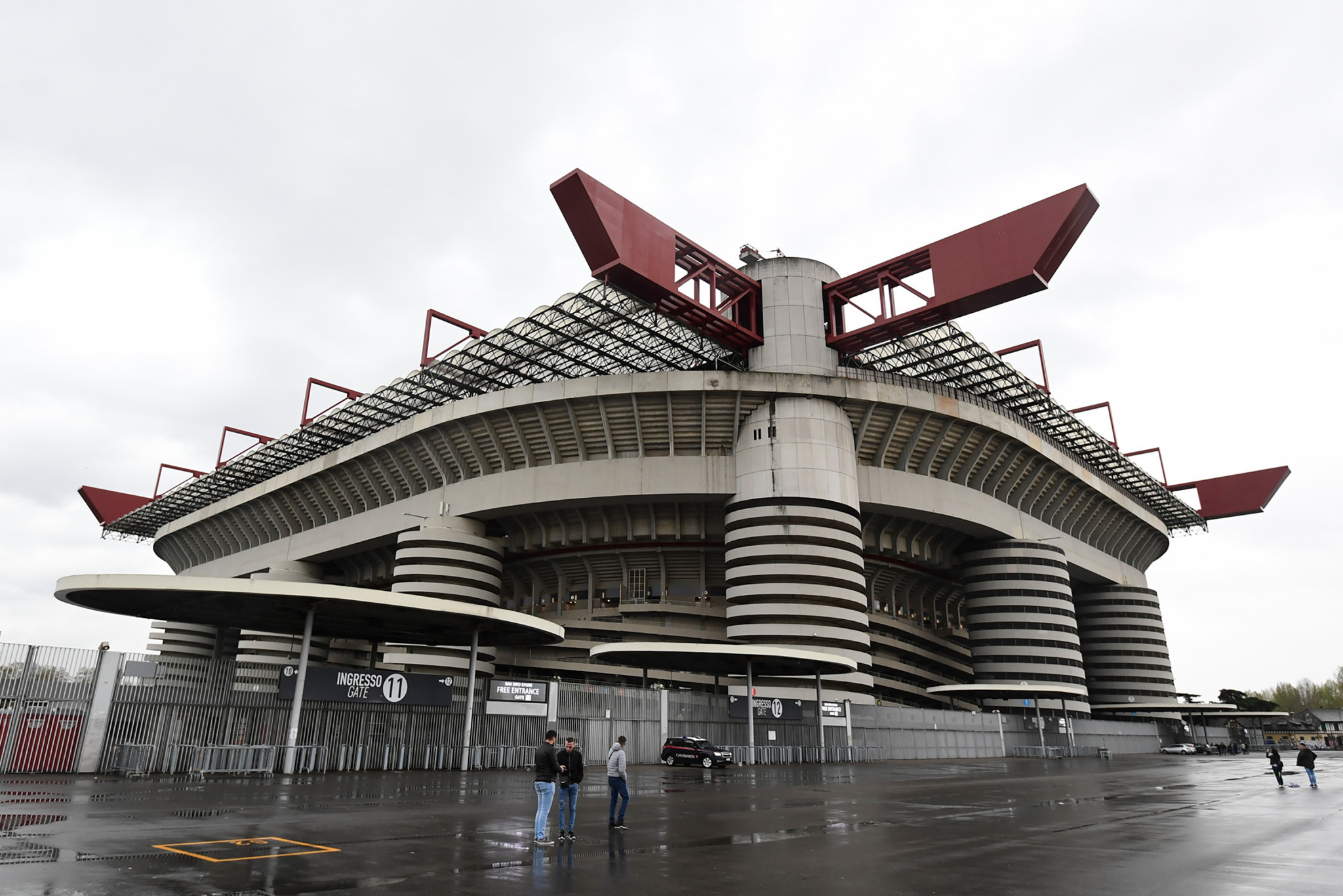 Even in the rain, San Siro was an impressive sight for the IOC Evaluation Commission ©Getty Images