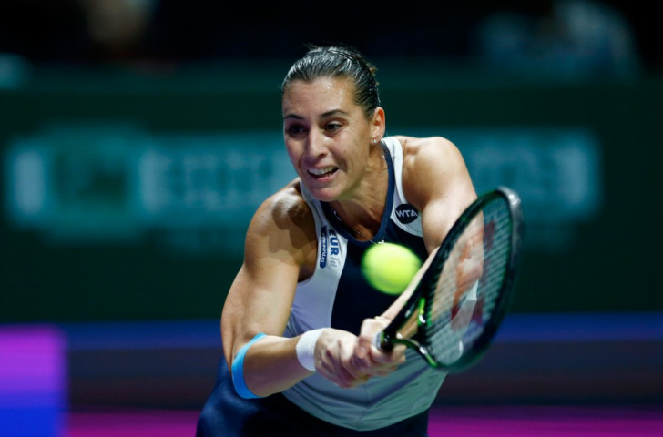 Italy's Flavia Pennetta kept herself in the hunt for a semi-final place with a straight-sets win against Agnieszka Radwanska of Poland