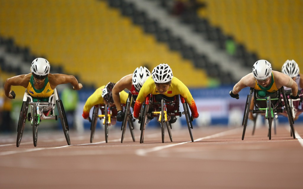 Madison de Rozario, left, came round the side to claim a stunning win in the women's T53 800m in Doha ©Getty Images