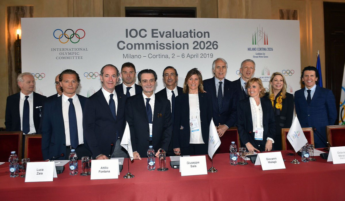 Leading members of the Milan Cortina 2026 bid team pose for a final photograph with some of the IOC Evaluation Commission team ©CONI