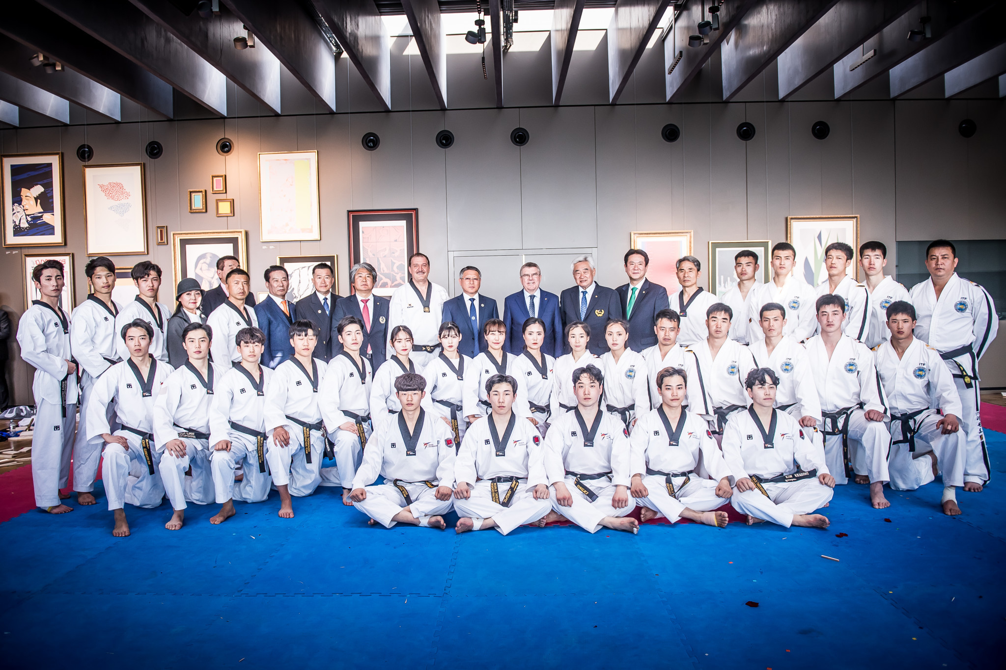 The IOC President, WT President and the ITF President joined the teams for a group photo ©World Taekwondo