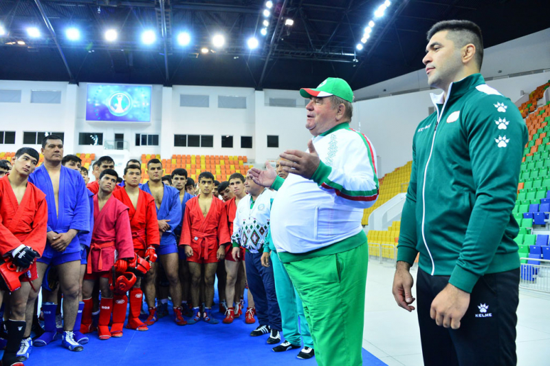 FIAS President Vasily Shestakov met members of the Turkmenistan national team ©FIAS