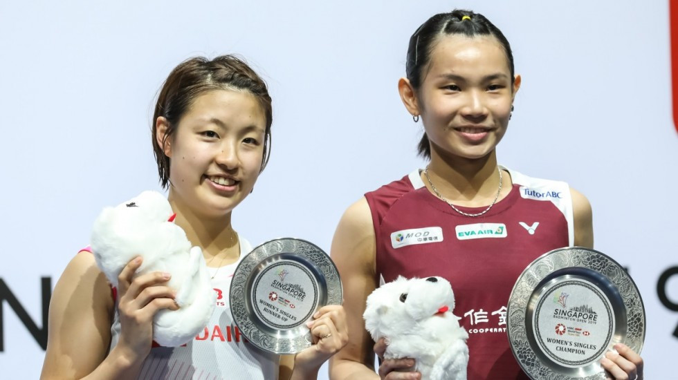 Chinese Taipei’s Tai Tzu-ying, right, dominated her BWF Singapore Open final against Japan’s Nozomi Okuhara ©BWF