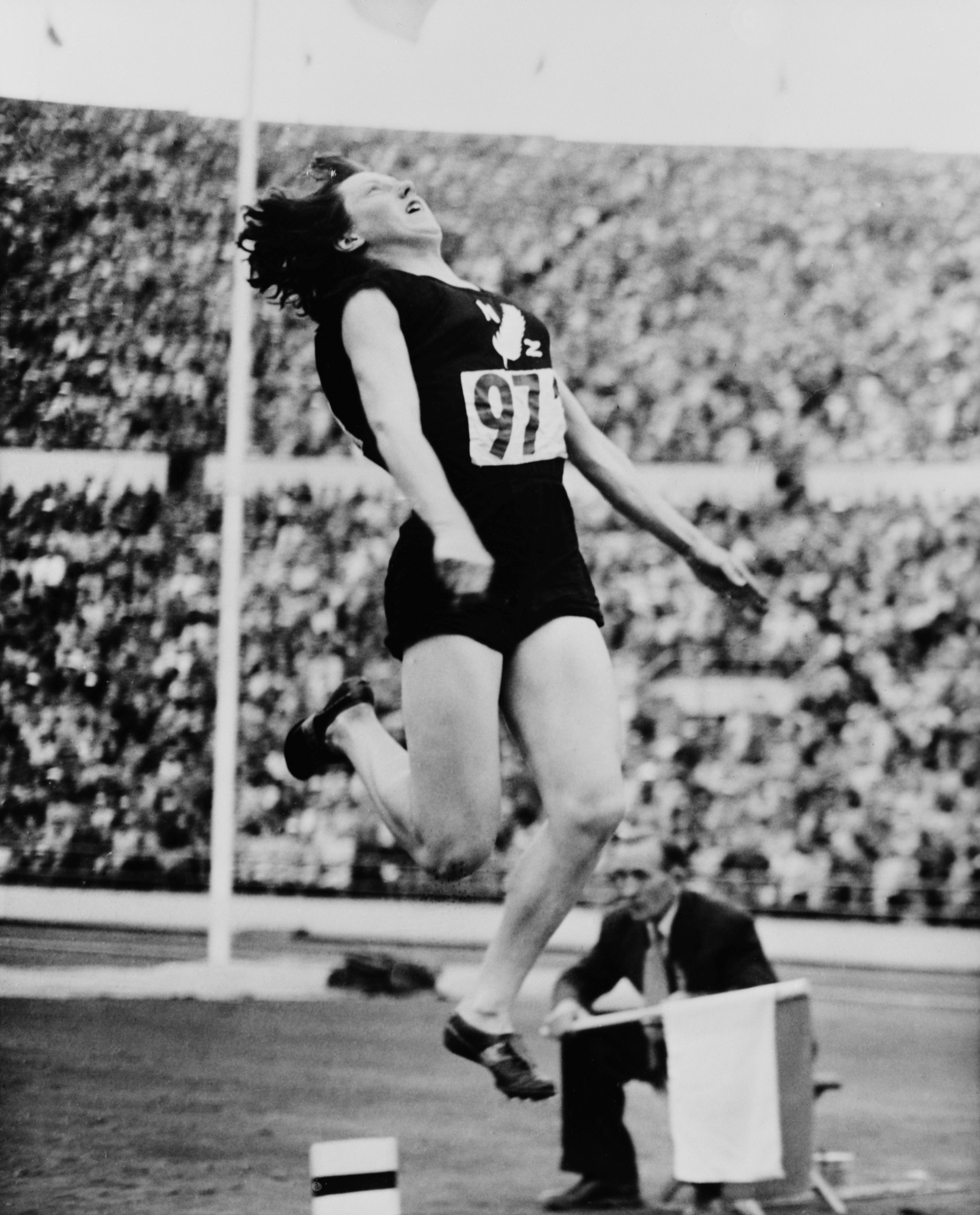 New Zealand's Yvette Williams, who dramatically won the long jump gold medal at the 1952 Olympic Games in Helsinki, has died at the age of 89 ©Getty Images
