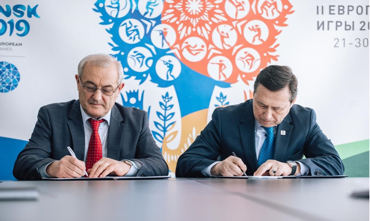 Minsk 2019 chief executive George Katulin, right, and Minsk Soft Drink Company director Anatoly Artyukhovsky, left, signed the partnership agreement to provide water during the European Games ©Minsk 2019