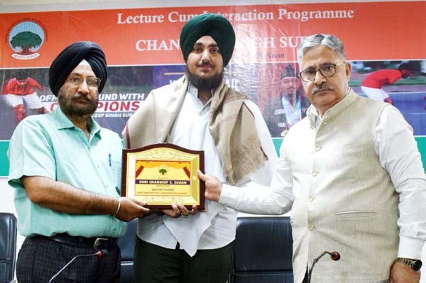 Indian Para-taekwondo athlete Chandeep Singh Sudan has visited the university in his home city of Jammu to deliver a inspirational talk to students ©CUJ