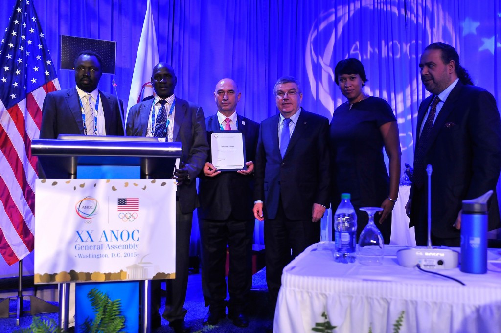 Representatives from Kosovo and South Sudan pose with Thomas Bach (third right) and Sheikh Ahmad (right) ©Getty Images