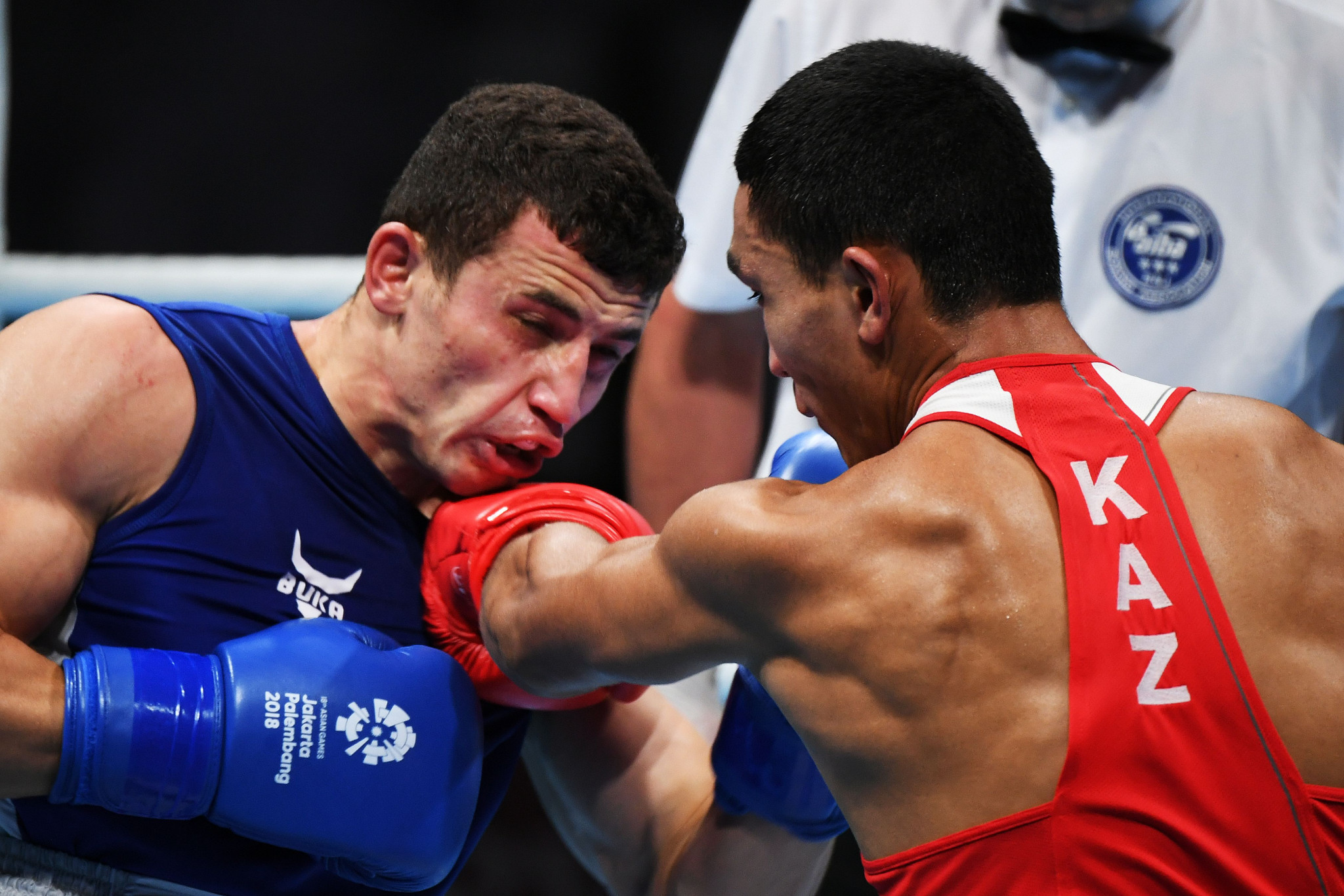 Defending champion Israil Madrimov, left, crashed out of the middleweight division after he suffered defeat to Tursynbay Kulakhmet of Kazakhstan ©Getty Images