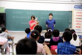 Olympians Kaori Matsumoto and Paralympian Takuro Yamada took part in a maths lesson at a public elementary school involving the new Tokyo 2020 textbook ©Tokyo 2020