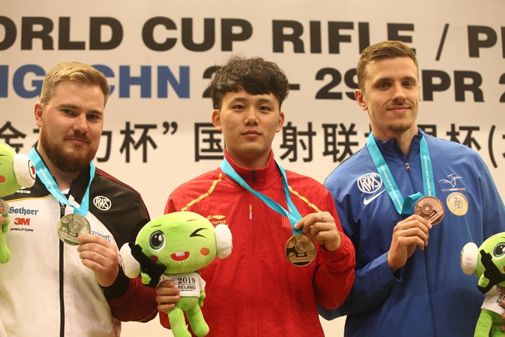 World champion Lin Junmin triumphed on a successful day for China in Beijing ©ISSF