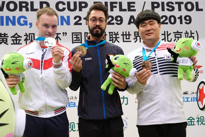 India's Abhishek Verma, centre, won gold in the men's 10 metre air pistol at the ISSF Rifle and Pistol World Cup ©ISSF