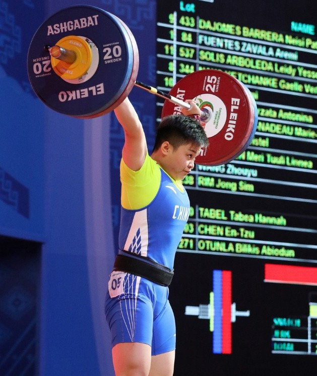 World overall 76 kilograms champion Wang Zhouyu's decision to step up two weight classes paid off spectacularly ©IWF