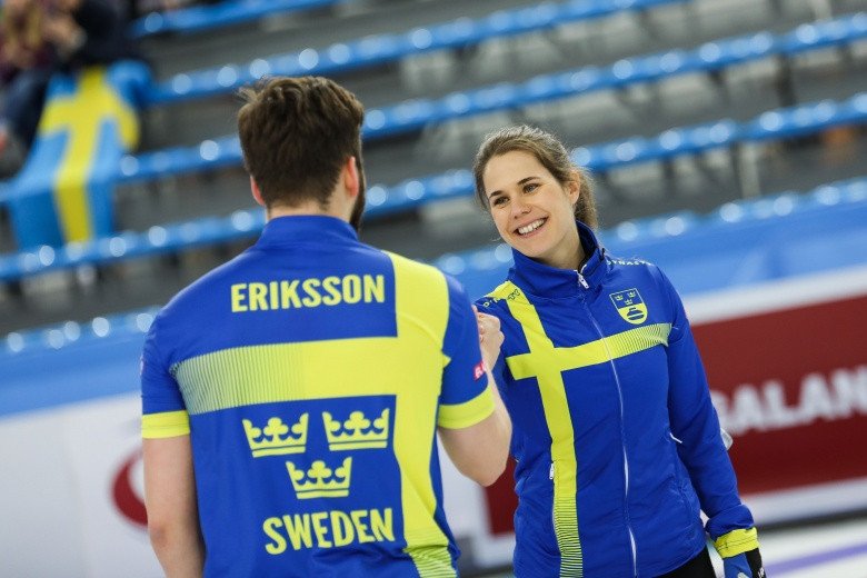 Sweden won the World Mixed Doubles title for the first time in Stavanger, beating Canada 6-5 ©World Curling