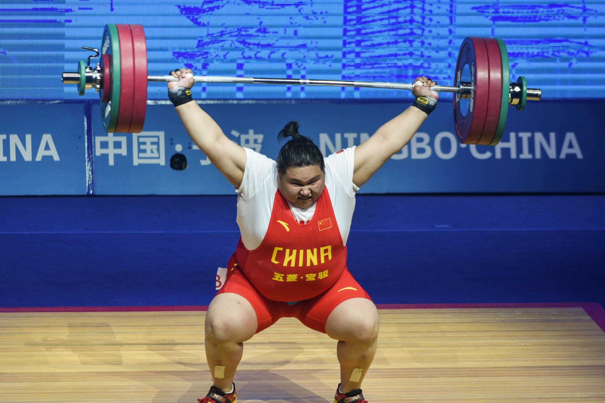 Li breaks snatch world record on way to three gold medals at Asian Weightlifting Championships