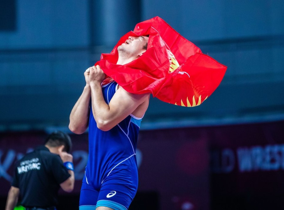 Kyrgyzstan's Uzur Dzhuzupbekov beat Jahongir Turdiev to deny Uzbekistan the team Greco-Roman title ©UWW