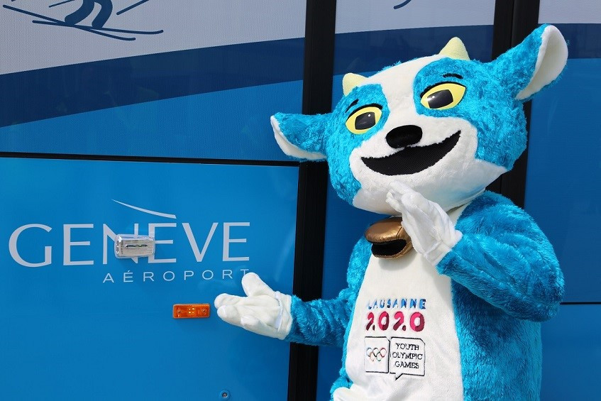 The new Geneva Airport passenger bus was inaugurated in the presence of Lausanne 2020 mascot Yodli ©Lausanne2020/Genève Aéroport