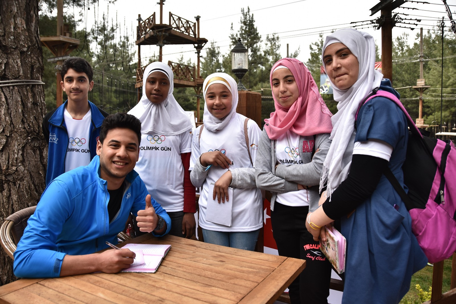 Syrian refugees talked to Olympic swimmer Rami Anis, who was a refugee in Turkey ©TOC