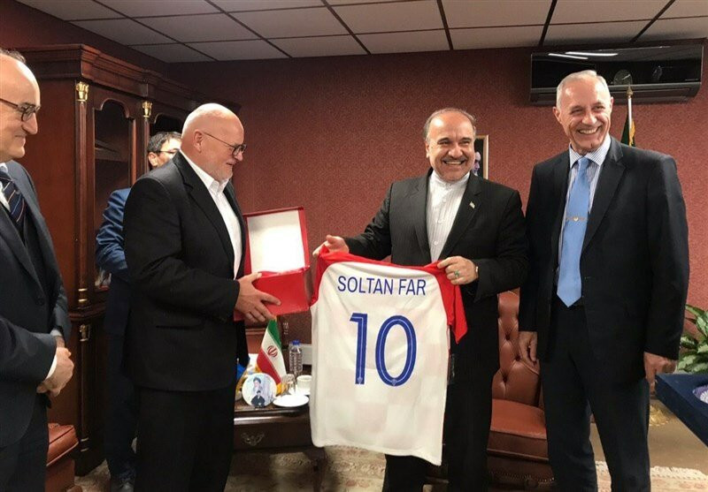 Croatian Olympic Committee President Zlatko Mateša, second left, presented Iran's Minister of Youth Affairs and Sports Masoud Soltanifar with a football shirt with his name on the back ©MNA