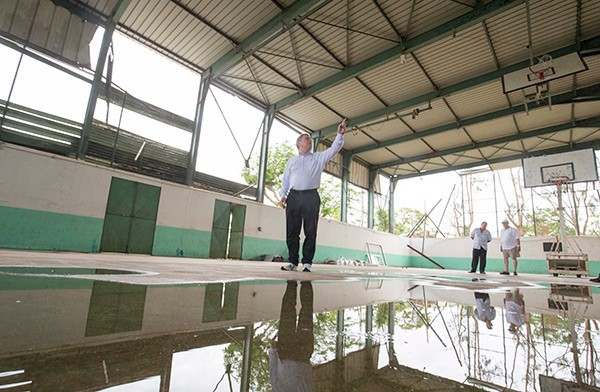 Thomas Bach visiting facilities damaged by Cyclone Pam during his visit ©IOC/Ian Jones