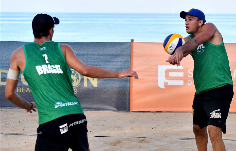 Brazil's top seeds Andre Loyola Stein and George Souto Maior Wanderley won their pool with a flourish today in the Port Dickson Beach Open ©FIVB