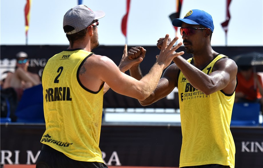 Brazil's Thiago Barbosa and Oscar Brandao were among the teams to secure a place in the quarter-finals of the men's draw ©FIVB