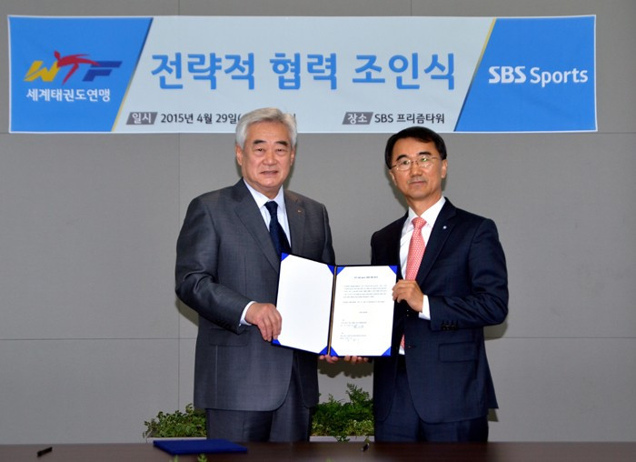 WTF President Chungwon Choue (left) and SBS Sport President and chief executive Hwan-sik Yoo (right) at the signing ceremony ©WTF