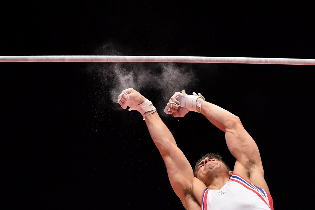 The 2014 all-around silver medallist fell of the high bar which ultimately cost him a place on the podium ©Getty Images