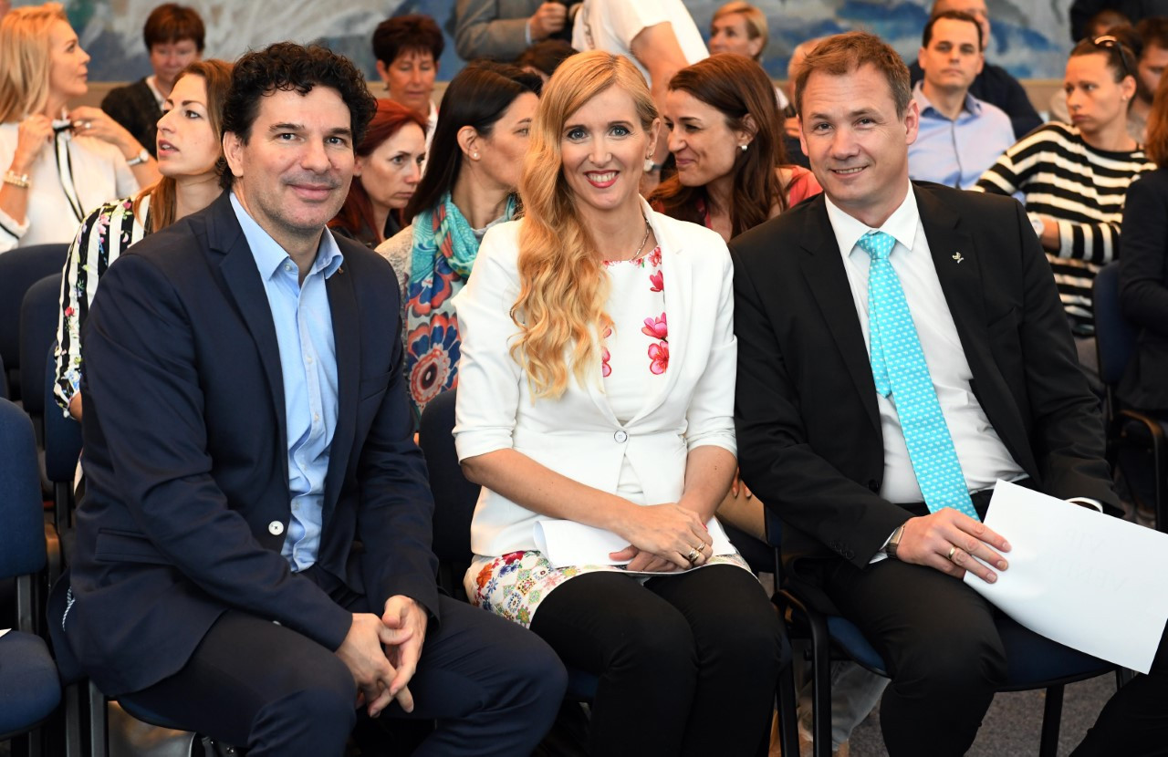 Hungary’s Secretary of State for Sport, Tünde Szabó, flanked by MOB secretary general Bálint Vékássy, left, and President Krisztián Kulcsár, at the recent conference on women in sport ©MOB
