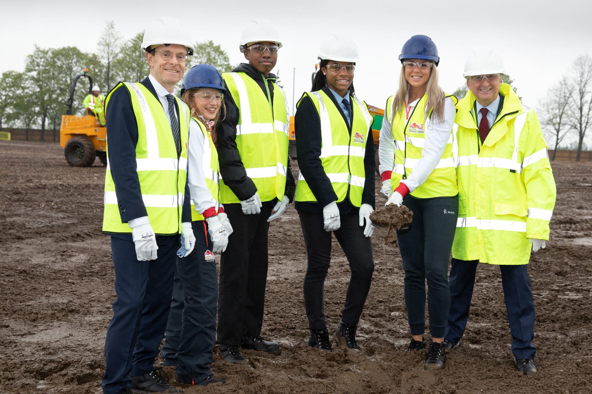 The Birmingham 2022 ground-breaking ceremony was attended by Birmingham City Council Leader Ian Ward, Mayor of the West Midlands Andy Street, Team England athletes Katrina Hart and Katie Stainton and local schoolchildren ©Birmingham 2022