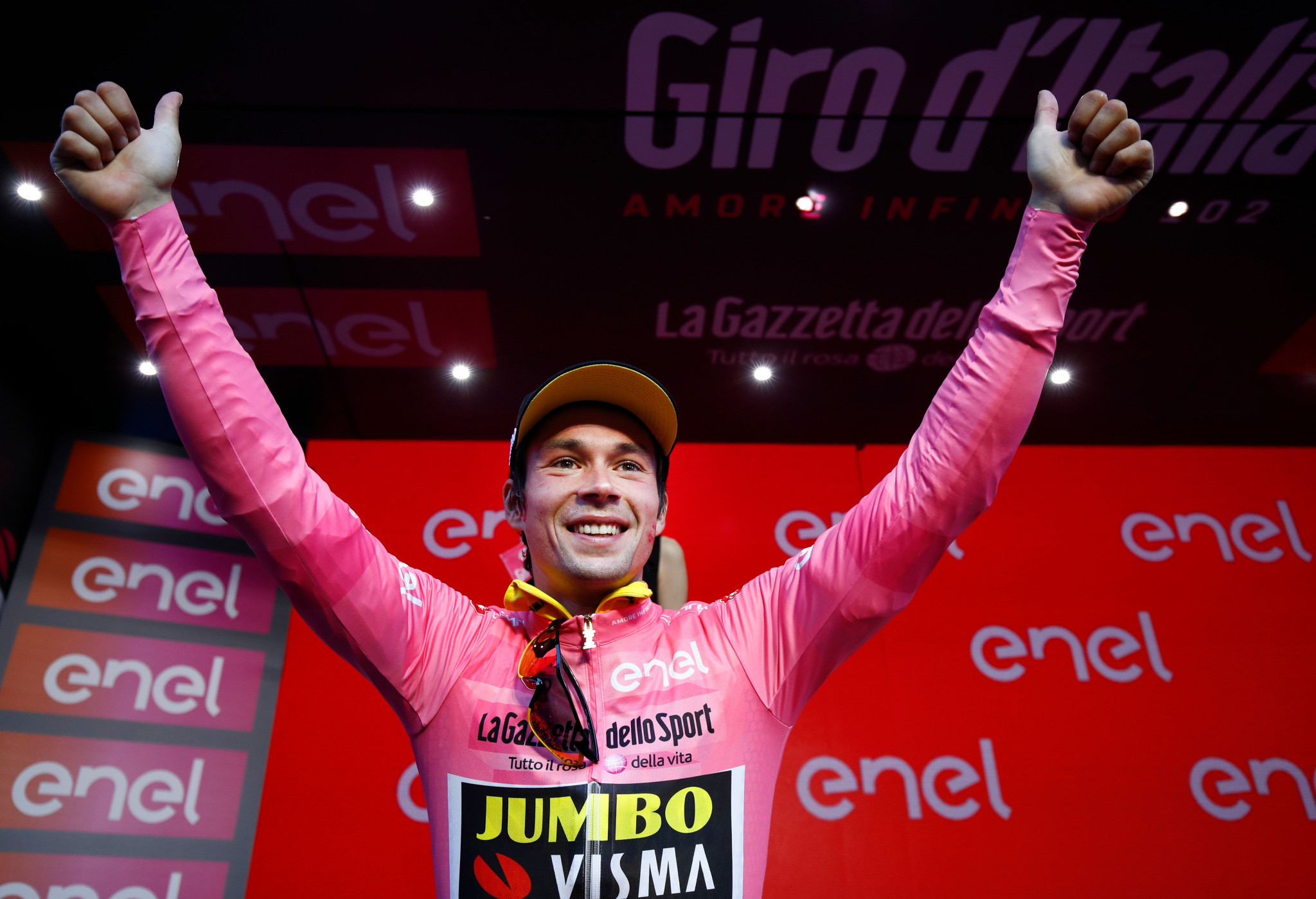 Roglič continues outstanding form in opening stage of Giro d'Italia