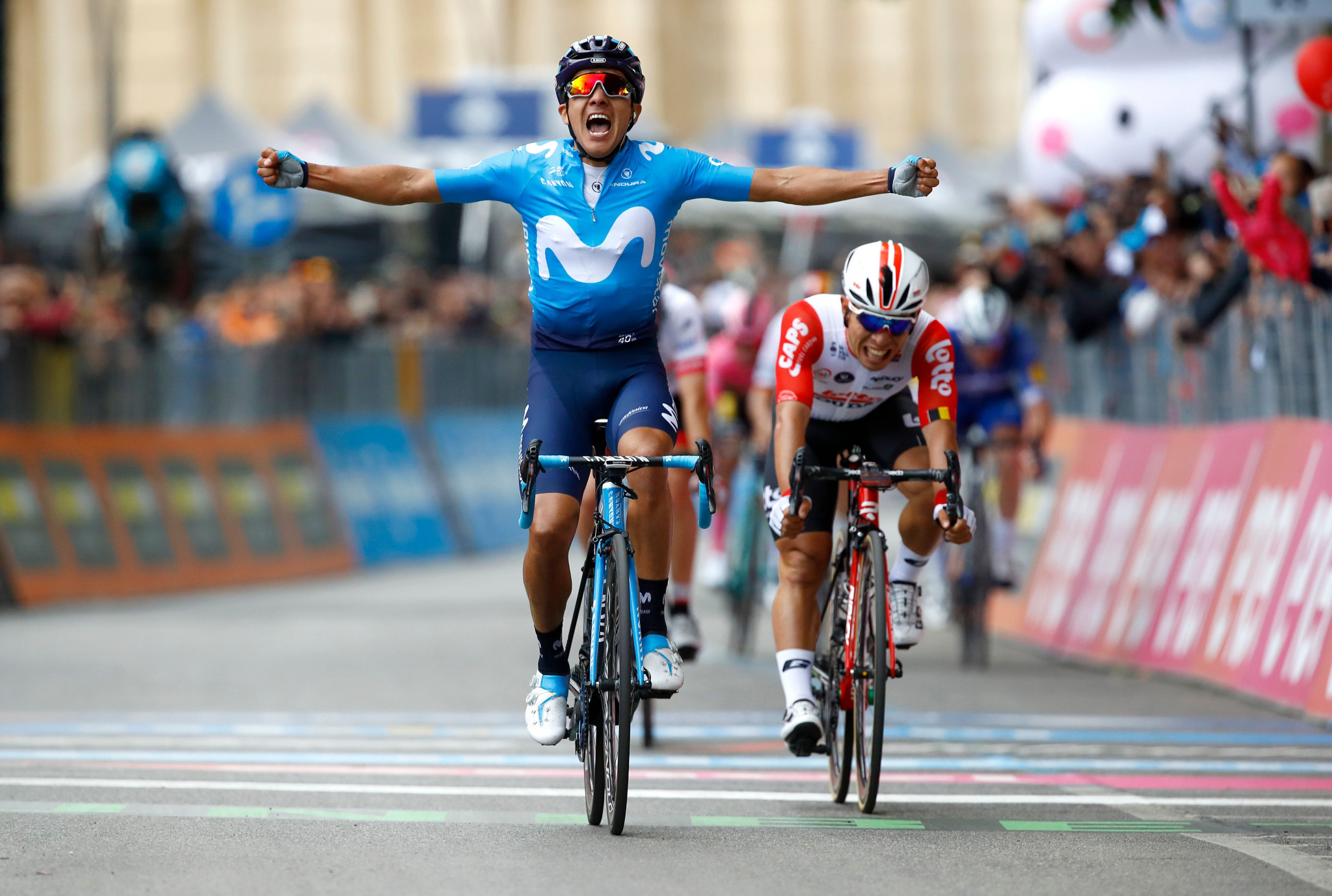  Carapaz profits from late crash in Giro d’Italia – but Roglič extends overall lead